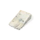 Un pezzo di zola formaggio con venature blu su sfondo bianco.