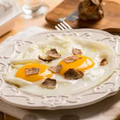 Uova al tegamino con scaglie di tartufo nero, un'idea per ricette semplici e raffinate.