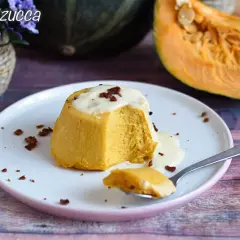 Delizioso flan di zucca con fonduta di pecorino, guarnito con croccanti pezzetti di pancetta.