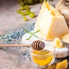 Formaggi stagionati, miele dorato, uva succosa e noci croccanti: un assaggio di sapori intensi e naturali.