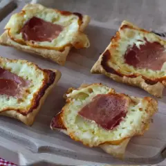 Sfogliatine salate con prosciutto e formaggio fuso, perfette per chi ama le ricette con formaggio.
