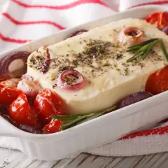 Piatto da forno con formaggio feta greca, pomodorini, cipolla rossa e rosmarino.