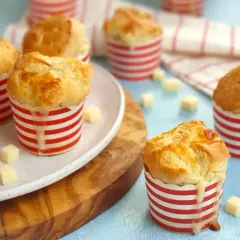 Muffin salati con formaggio filante, perfetti per ricette con formaggio grattugiato. Gustosi e invitanti, con un cuore filante.