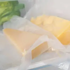 Due pezzi di formaggio stagionato sottovuoto, un metodo efficace per capire come conservare il formaggio in frigo.