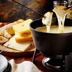 Una deliziosa fonduta ricetta con pane croccante e formaggio filante. Perfetta per una serata conviviale.