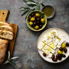 Pane fresco, olive e feta condita con erbe. Attenzione, la feta fa ingrassare se mangiata in grandi quantità!