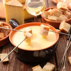 Fonduta di formaggio fatto in casa da Benedetta, con pane croccante e vino bianco.