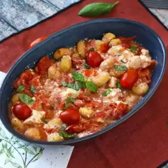 Gnocchi al forno con pomodorini e formaggio cremoso, un'ottima alternativa per chi cerca come sostituire la feta in una ricetta mediterranea.