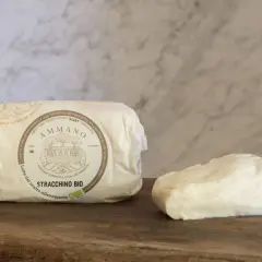 Stracchino bio Ammano, un formaggio fresco e cremoso, pronto per essere gustato.