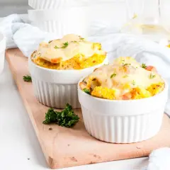 Due tortini gratinati con avanzi di salumi e formaggi, perfetti per ricette creative e gustose.