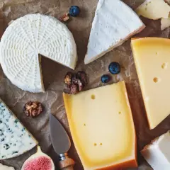 Un assortimento di formaggi, fichi, mirtilli e noci. Un vero banchetto che fa ingrassare, ma che bontà!