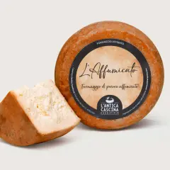 Formaggio di pecora affumicato, con una fetta tagliata. L'etichetta riporta "L'Affumicato" e "Formaggio di pecora affumicato".
