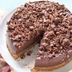 Cheesecake alla Nutella e mascarpone, ricoperta di riccioli di cioccolato fondente. Una delizia per gli occhi e per il palato.