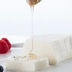 Formaggio fresco con miele, lamponi, mirtilli e kiwi. Un assaggio per capire la differenza tra stracchino e crescenza.