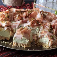 Cheesecake salata con taralli, mortadella e pistacchi, una delizia per il palato.