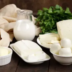 Varietà di formaggi freschi, tra cui mozzarelline e blocchi, con latte e erbe aromatiche. Ideali per chi cerca formaggi con poco sale.