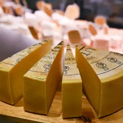 Fette di Grana Padano su tagliere. Attenzione, il Grana Padano fa ingrassare, ma è così buono!