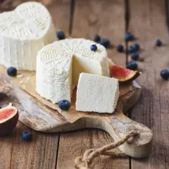 Ricotta fresca, a cuore e rotonda, con mirtilli e fichi. Un formaggio leggero, con pochi grassi saturi, perfetto per una colazione sana.