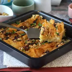 Torta salata croccante con caprino e noci, una delle tante ricette con caprino perfette per ogni occasione.
