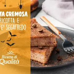 Fetta di torta cremosa ricotta e caffè, guarnita con cioccolato grattugiato e chicchi di caffè.