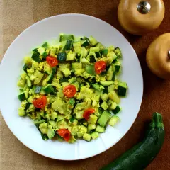 Zucchine saltate con pomodorini e uova, un'idea per ricette con quark leggere e gustose.