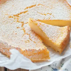 Torta soffice alla ricotta al limone, spolverata di zucchero a velo. Un dolce leggero, ideale per chi cerca informazioni sulle calorie.
