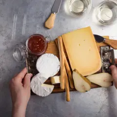 Tagliere con formaggi, pere, marmellata e grissini. Forse il formaggio fa male, ma è così invitante!