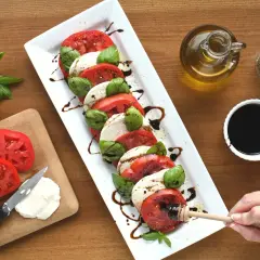 Caprese: un classico degli abbinamenti formaggi e verdure. Pomodori, mozzarella e basilico conditi con olio e aceto balsamico.
