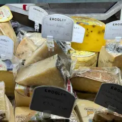 Vari tipi di formaggi in esposizione, tra cui il Pecorino Romano, per scoprire come si fa il pecorino.