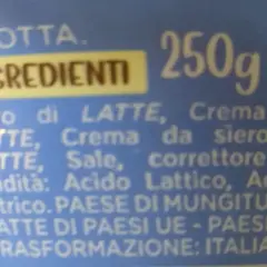 Ricotta 250g, ingredienti: siero di latte, crema. Ottima per chi cerca la leggerezza, con pochi calorie ricotta di mucca.