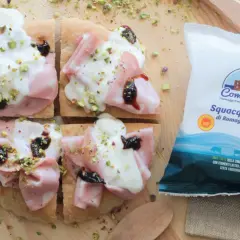 Focaccia con mortadella, squacquerone, confettura e pistacchi. Un'idea per squacquerone ricette veloci e gustose.
