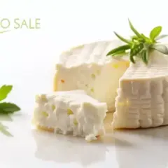 Formaggio pecorino primo sale fresco e delicato, con una fetta tagliata e guarnito con erbe aromatiche.
