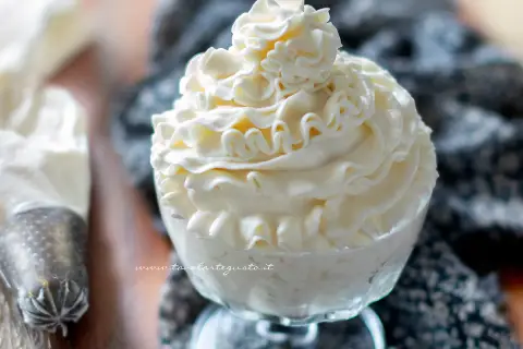 Coppa di golosa crema di latte, decorata con una sac à poche, pronta per essere gustata.