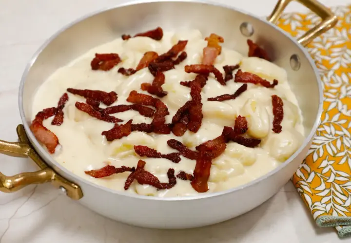 Gnocchi soffici in una cremosa fonduta, guarniti con croccante pancetta. Un piatto che invita alla gola.