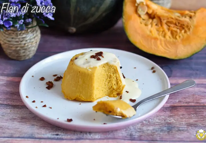 Delizioso flan di zucca con fonduta di pecorino, guarnito con croccanti pezzetti di pancetta.