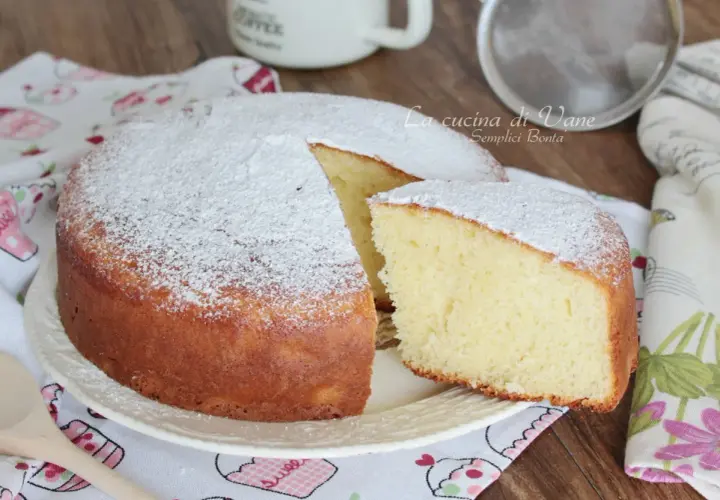 Torta soffice e profumata, preparata con 150 gr di yogurt greco, cosparsa di zucchero a velo.