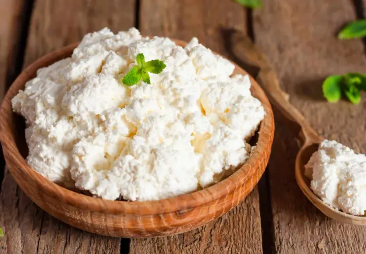Ricotta fresca in ciotola di legno, guarnita con menta. Attenzione, il fior di latte fa ingrassare se consumato in eccesso!