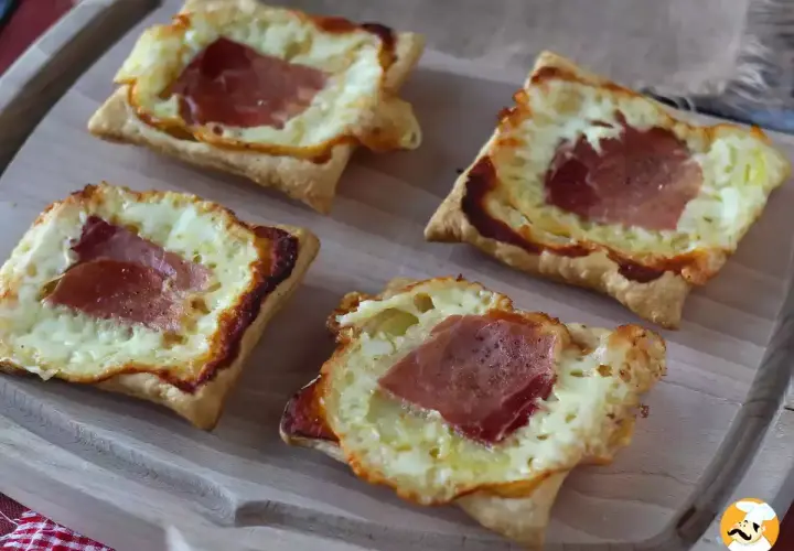 Sfogliatine salate con prosciutto e formaggio fuso, perfette per chi ama le ricette con formaggio.