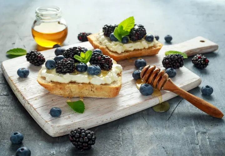 Bruschette con ricotta, mirtilli e more, condite con miele. Chi dice che la ricotta fa ingrassare?