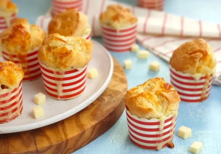 Muffin salati con formaggio filante, perfetti per ricette con formaggio grattugiato. Gustosi e invitanti, con un cuore filante.