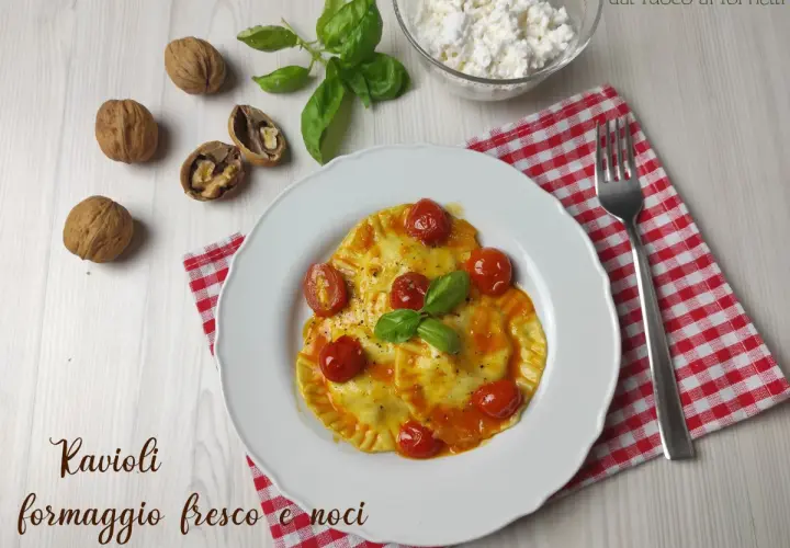 Ravioli ripieni di formaggio fresco e noci, conditi con pomodorini e basilico. Una deliziosa ricetta da provare!
