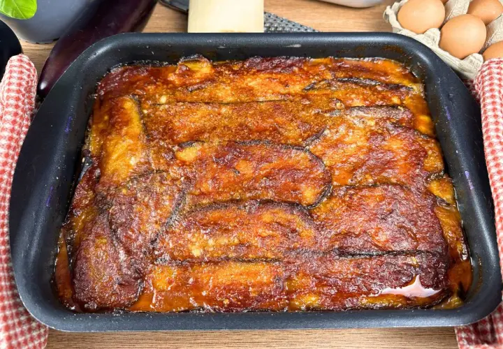Parmigiana di melanzane non fritte appena sfornata, dorata e invitante, pronta per essere gustata.