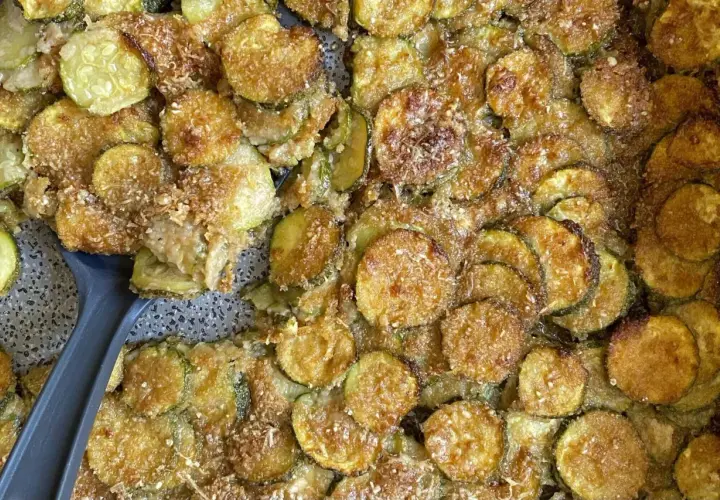 Fette di zucchine al forno, dorate e croccanti, con pangrattato e parmigiano. Un contorno saporito e facile da preparare.