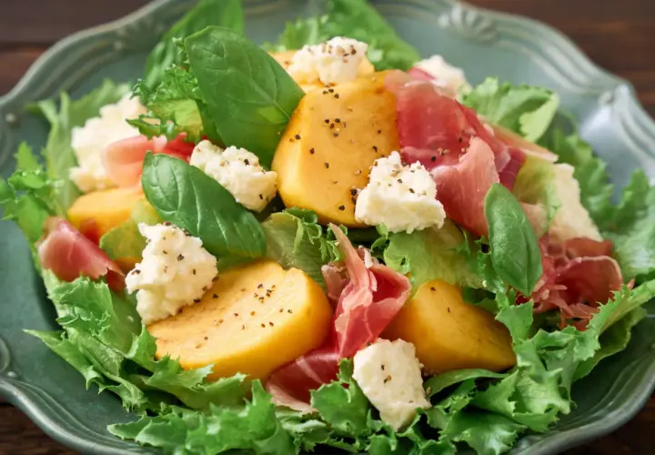 Insalata con cachi, prosciutto crudo e ricotta fresca. Un'idea su cosa abbinare alla ricotta fresca per un piatto fresco e gustoso.