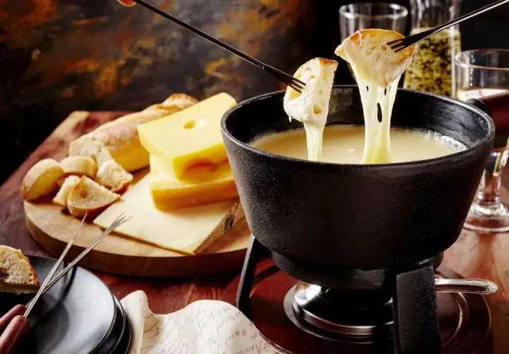 Una deliziosa fonduta ricetta con pane croccante e formaggio filante. Perfetta per una serata conviviale.