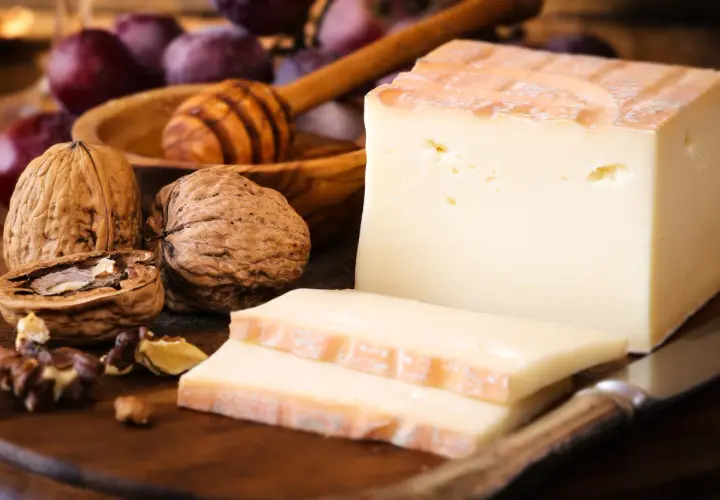 Formaggi a latte crudo, noci e prugne, un piacere per grandi e bambini.