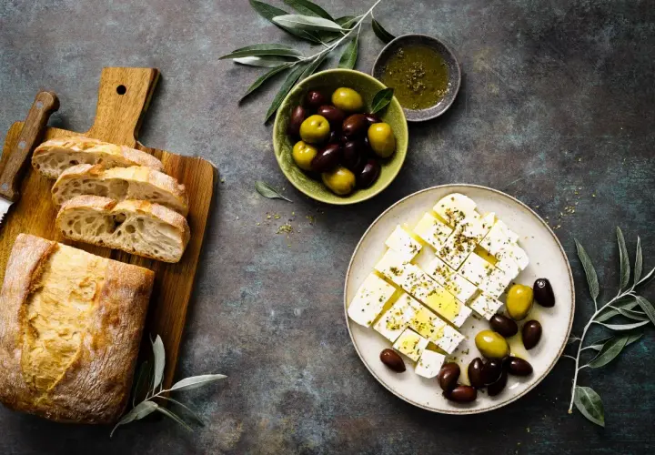 Pane fresco, olive e feta condita con erbe. Attenzione, la feta fa ingrassare se mangiata in grandi quantità!