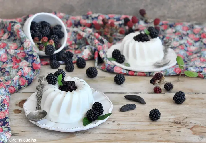 Panna cotta con more fresche. Per un risultato perfetto, quale panna usare per la panna cotta? La panna fresca liquida è la scelta ideale.
