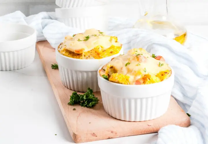 Due tortini gratinati con avanzi di salumi e formaggi, perfetti per ricette creative e gustose.