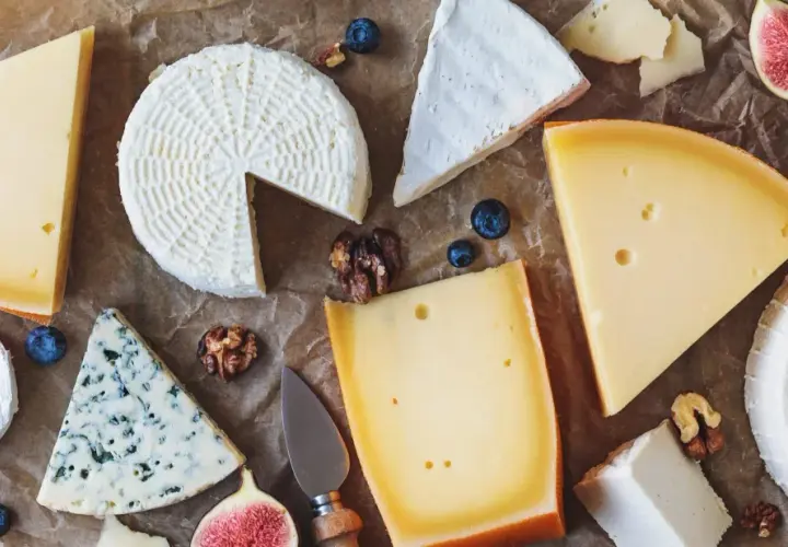 Un assortimento di formaggi, fichi, mirtilli e noci. Un vero banchetto che fa ingrassare, ma che bontà!